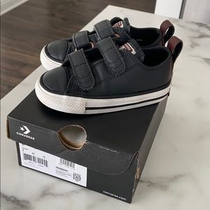 Toddler leather converse size 6